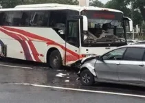 ônibus invade estacionamento
