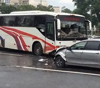 ônibus invade estacionamento
