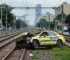 carro invade trilhos de trem