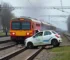 carro invade trilho