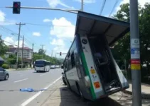 ponto de ônibus desaba em Piracicaba